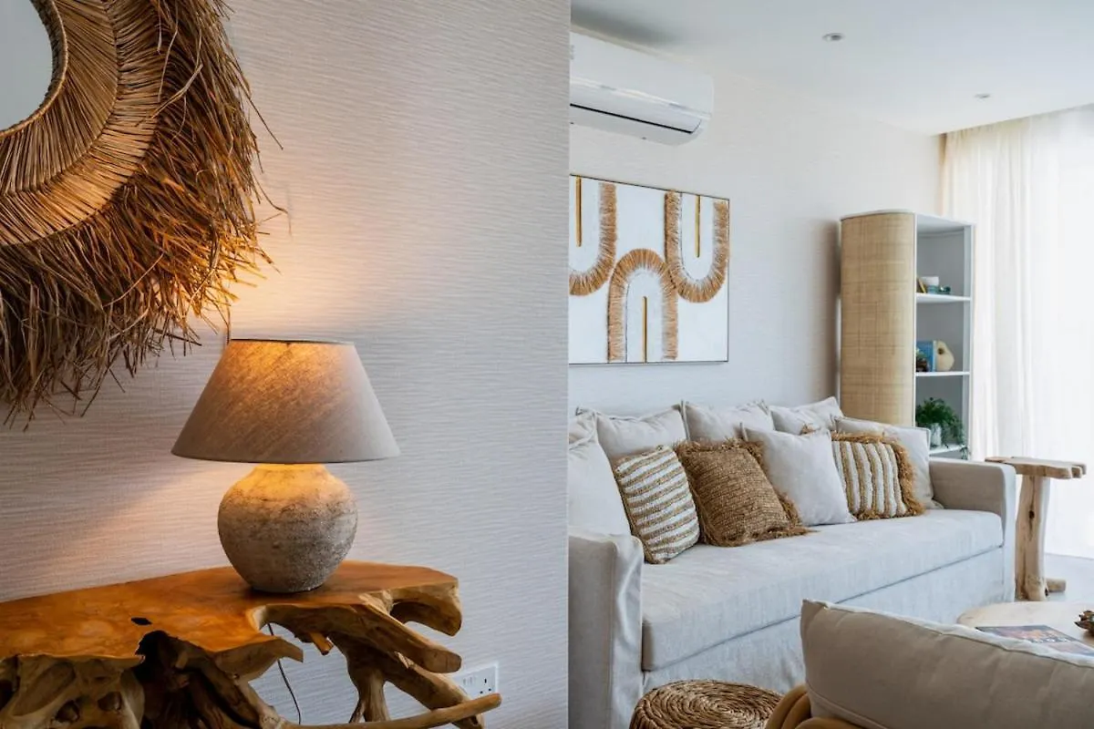 Aelia - Chic 2-Br Apartment & Balcony In ラルナカ 0*,