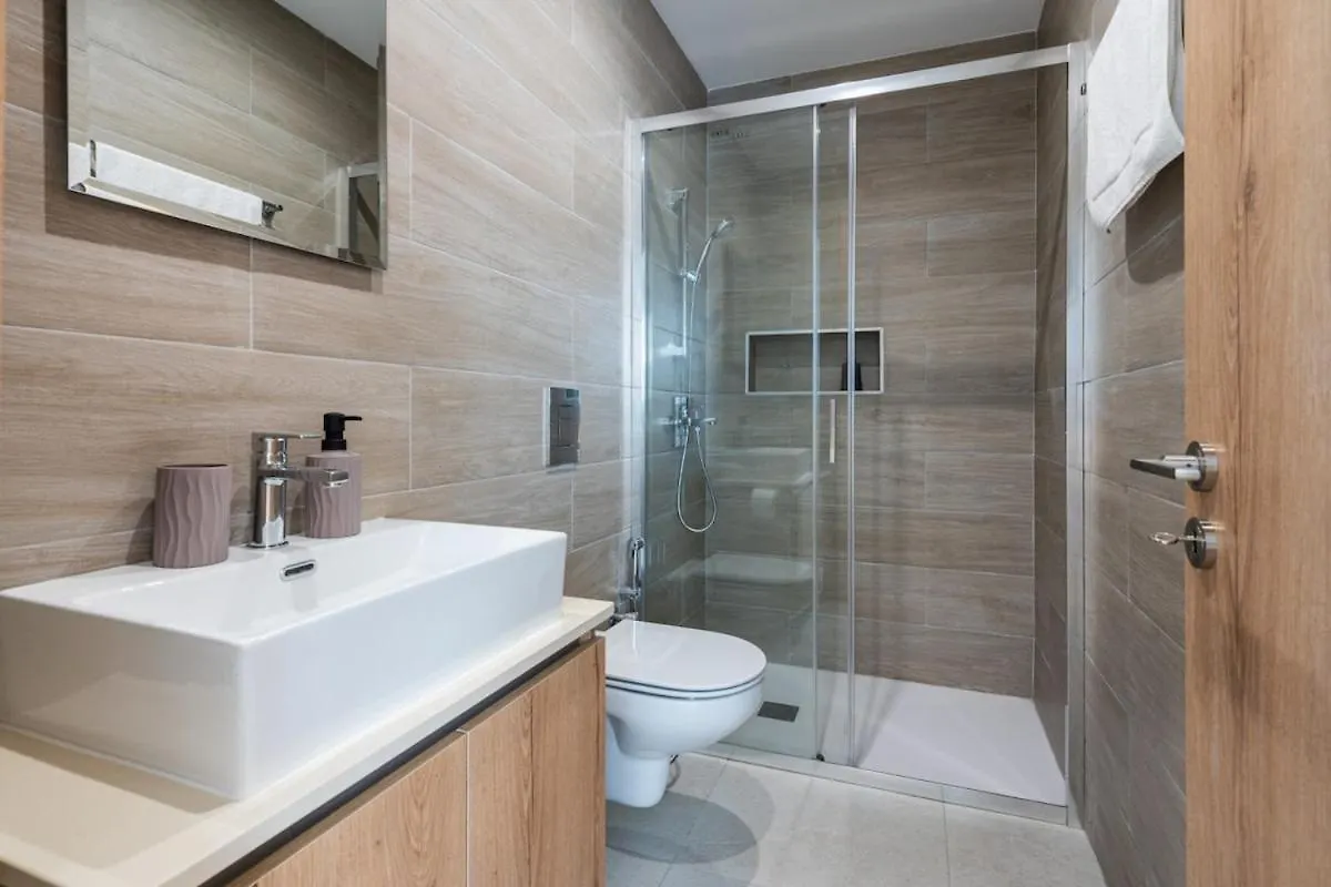 Aelia - Chic 2-Br Apartment & Balcony In ラルナカ
