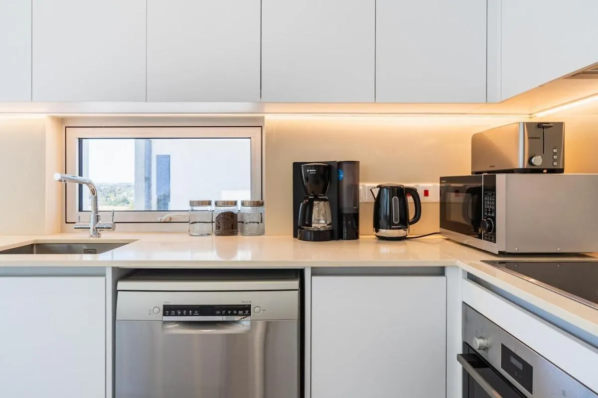Aelia - Chic 2-Br Apartment & Balcony In ラルナカ 0*,  キプロス