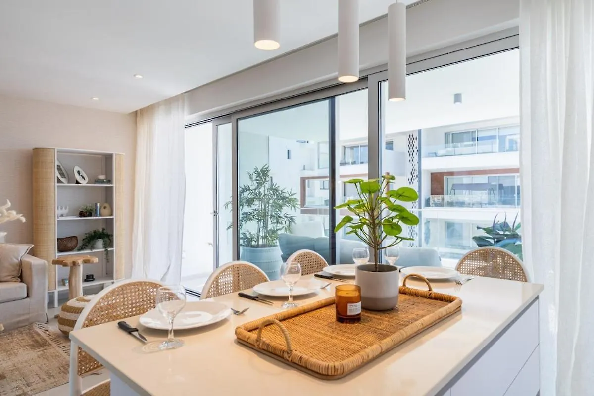 Aelia - Chic 2-Br Apartment & Balcony In ラルナカ