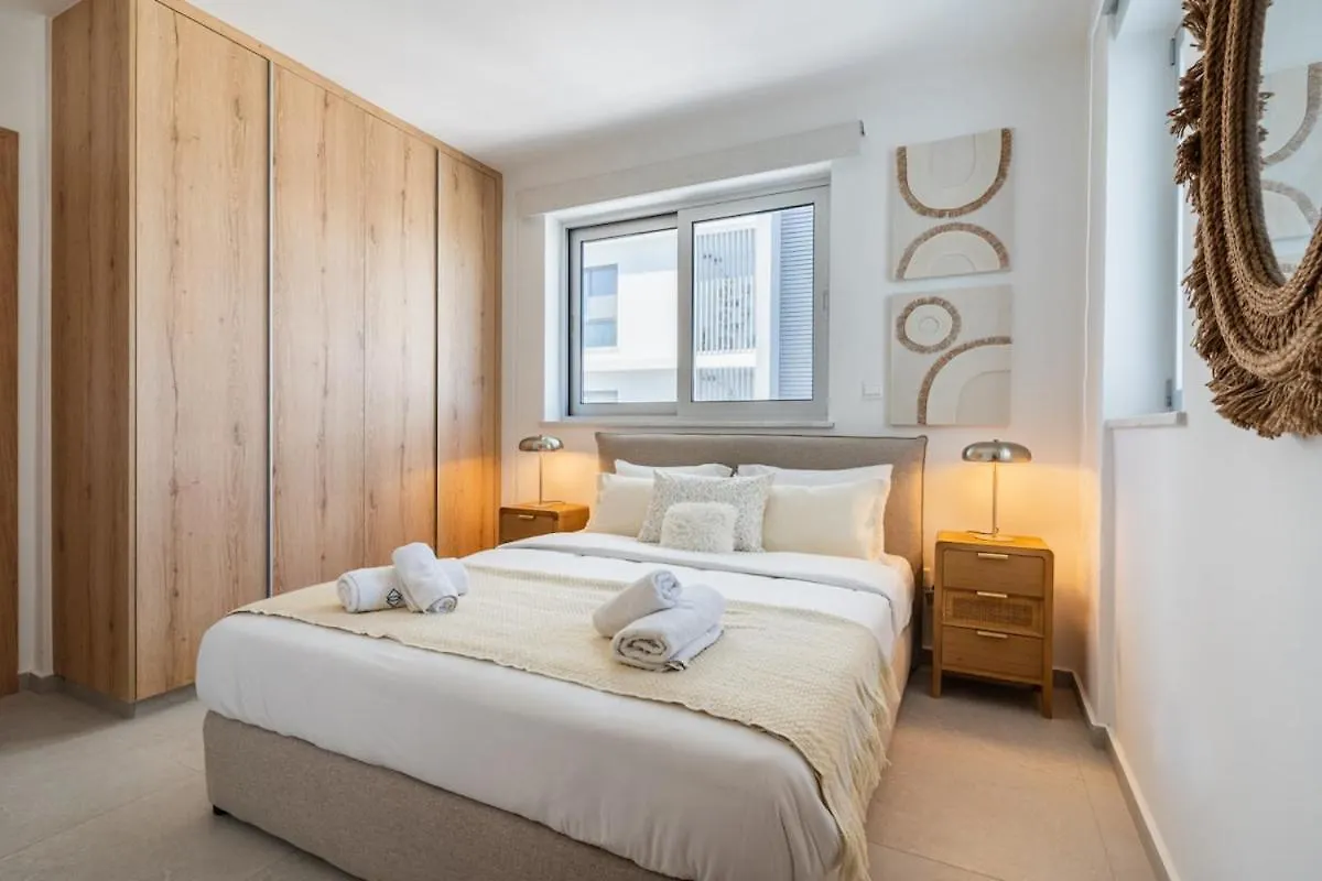 Aelia - Chic 2-Br Apartment & Balcony In ラルナカ 0*,