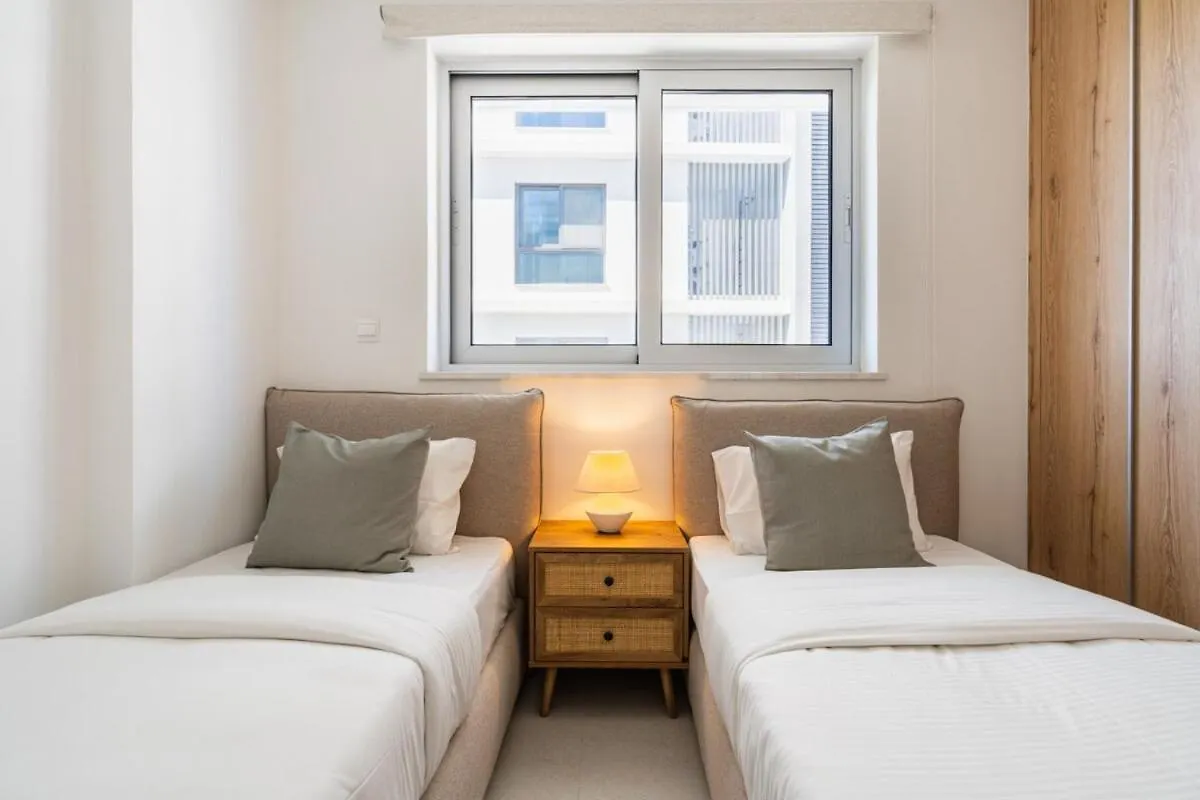 Aelia - Chic 2-Br Apartment & Balcony In ラルナカ