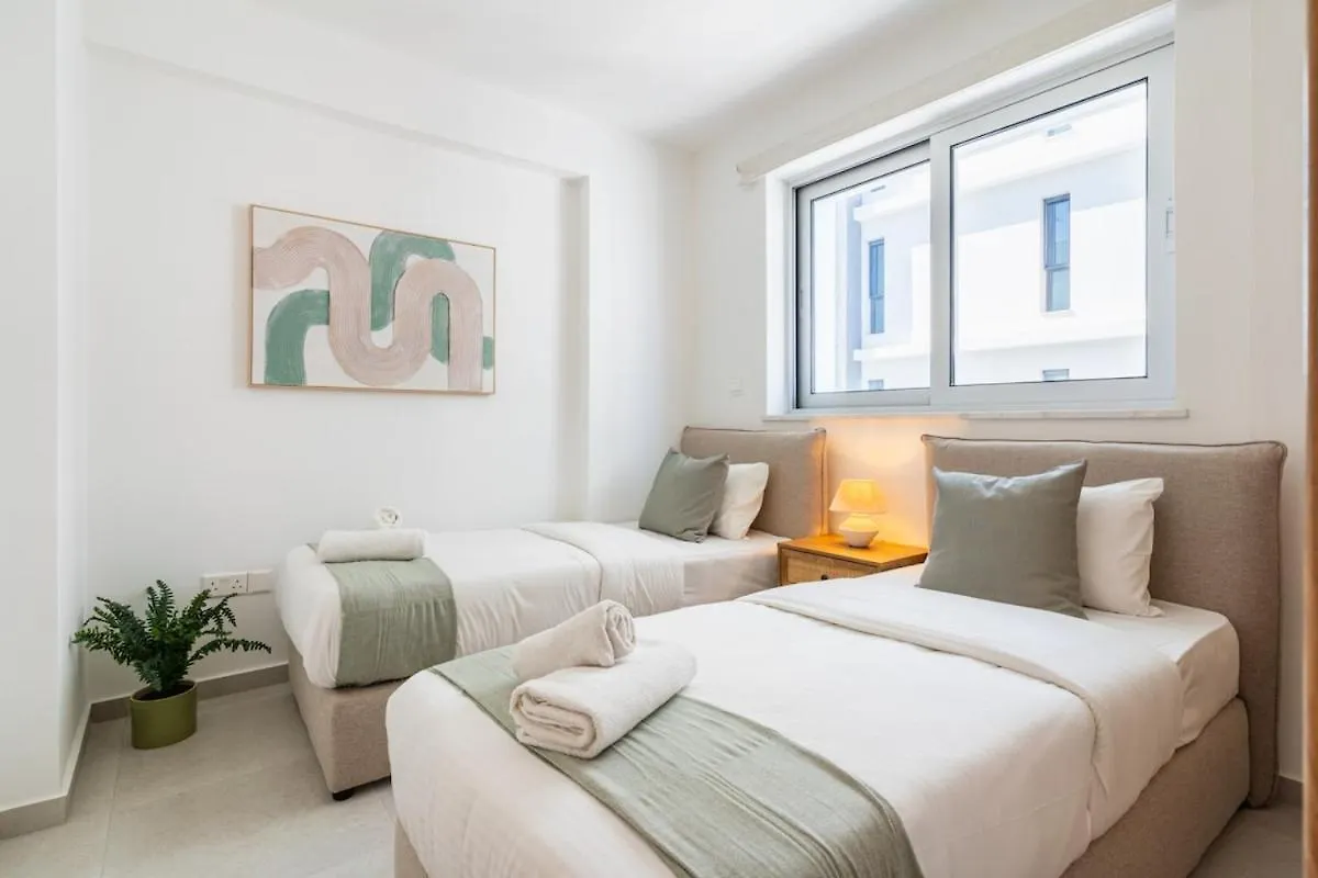 Aelia - Chic 2-Br Apartment & Balcony In ラルナカ