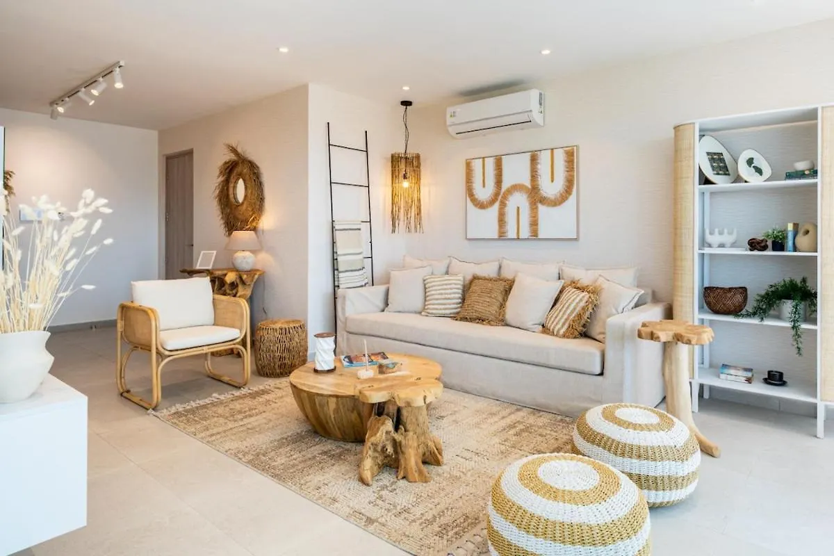 Aelia - Chic 2-Br Apartment & Balcony In ラルナカ
