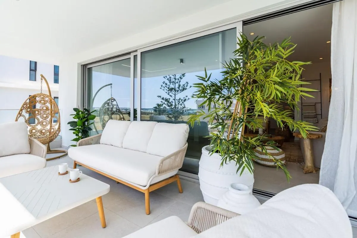 Aelia - Chic 2-Br Apartment & Balcony In ラルナカ