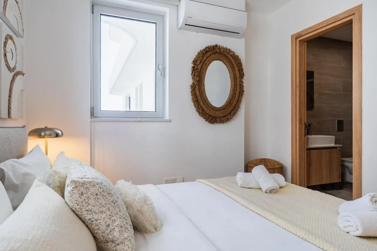 Aelia - Chic 2-Br Apartment & Balcony In ラルナカ